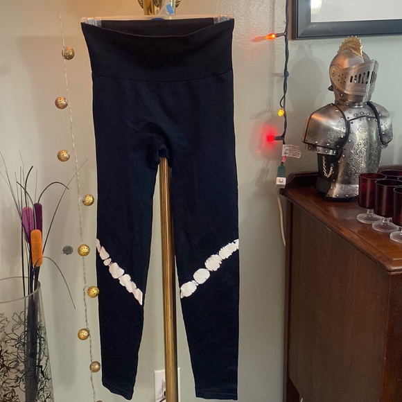 💖PINK Victoria’s Secret leggings size small black and white tie-dye Brand new - Picture 2 of 10